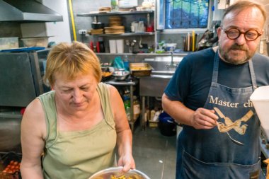 Kharkiv, Ukrayna, 31 Ağustos 2025 Palyanica yardım kuruluşundan gönüllüler Ukrayna askerleri için ev yapımı yemekler pişirdiler. Bazı yemekler İHA 'larla savaş bölgelerine teslim edilmek üzere pişirilir..