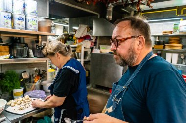 Kharkiv, Ukrayna, 31 Ağustos 2025 Palyanica yardım kuruluşundan gönüllüler Ukrayna askerleri için ev yapımı yemekler pişirdiler. Bazı yemekler İHA 'larla savaş bölgelerine teslim edilmek üzere pişirilir..