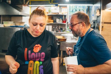 Kharkiv, Ukrayna, 31 Ağustos 2025 Palyanica yardım kuruluşundan gönüllüler Ukrayna askerleri için ev yapımı yemekler pişirdiler. Bazı yemekler İHA 'larla savaş bölgelerine teslim edilmek üzere pişirilir..