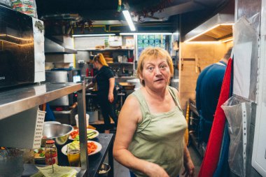 Kharkiv, Ukrayna, 31 Ağustos 2025 Palyanica yardım kuruluşundan gönüllüler Ukrayna askerleri için ev yapımı yemekler pişirdiler. Bazı yemekler İHA 'larla savaş bölgelerine teslim edilmek üzere pişirilir..