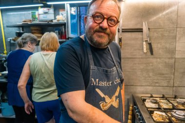 Kharkiv, Ukrayna, 31 Ağustos 2025 Palyanica yardım kuruluşundan gönüllüler Ukrayna askerleri için ev yapımı yemekler pişirdiler. Bazı yemekler İHA 'larla savaş bölgelerine teslim edilmek üzere pişirilir..