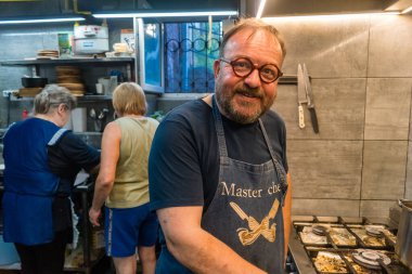 Kharkiv, Ukrayna, 31 Ağustos 2025 Palyanica yardım kuruluşundan gönüllüler Ukrayna askerleri için ev yapımı yemekler pişirdiler. Bazı yemekler İHA 'larla savaş bölgelerine teslim edilmek üzere pişirilir..