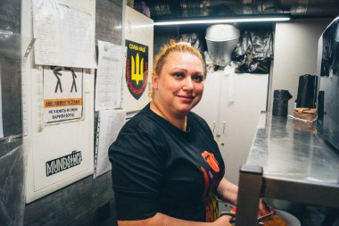 Kharkiv, Ukrayna, 31 Ağustos 2025 Palyanica yardım kuruluşundan gönüllüler Ukrayna askerleri için ev yapımı yemekler pişirdiler. Bazı yemekler İHA 'larla savaş bölgelerine teslim edilmek üzere pişirilir..