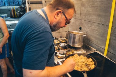 Kharkiv, Ukrayna, 31 Ağustos 2025 Palyanica yardım kuruluşundan gönüllüler Ukrayna askerleri için ev yapımı yemekler pişirdiler. Bazı yemekler İHA 'larla savaş bölgelerine teslim edilmek üzere pişirilir..