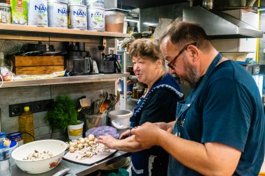 Kharkiv, Ukrayna, 31 Ağustos 2025 Palyanica yardım kuruluşundan gönüllüler Ukrayna askerleri için ev yapımı yemekler pişirdiler. Bazı yemekler İHA 'larla savaş bölgelerine teslim edilmek üzere pişirilir..