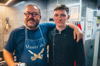 Kharkiv, Ukrayna, 31 Ağustos 2025 Palyanica yardım kuruluşundan gönüllüler Ukrayna askerleri için ev yapımı yemekler pişirdiler. Bazı yemekler İHA 'larla savaş bölgelerine teslim edilmek üzere pişirilir..