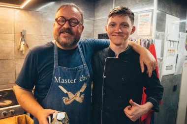 Kharkiv, Ukrayna, 31 Ağustos 2025 Palyanica yardım kuruluşundan gönüllüler Ukrayna askerleri için ev yapımı yemekler pişirdiler. Bazı yemekler İHA 'larla savaş bölgelerine teslim edilmek üzere pişirilir..