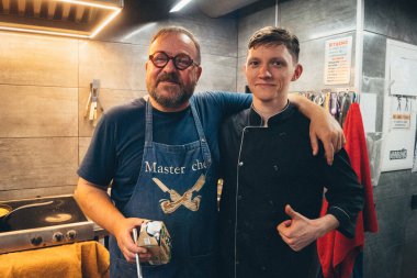 Kharkiv, Ukrayna, 31 Ağustos 2025 Palyanica yardım kuruluşundan gönüllüler Ukrayna askerleri için ev yapımı yemekler pişirdiler. Bazı yemekler İHA 'larla savaş bölgelerine teslim edilmek üzere pişirilir..