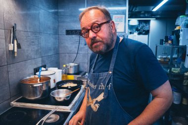 Kharkiv, Ukrayna, 31 Ağustos 2025 Palyanica yardım kuruluşundan gönüllüler Ukrayna askerleri için ev yapımı yemekler pişirdiler. Bazı yemekler İHA 'larla savaş bölgelerine teslim edilmek üzere pişirilir..