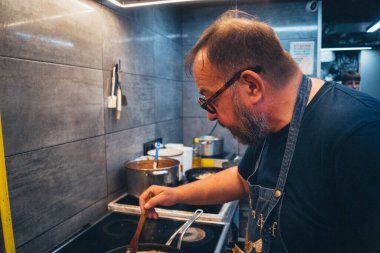 Kharkiv, Ukrayna, 31 Ağustos 2025 Palyanica yardım kuruluşundan gönüllüler Ukrayna askerleri için ev yapımı yemekler pişirdiler. Bazı yemekler İHA 'larla savaş bölgelerine teslim edilmek üzere pişirilir..