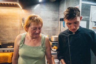 Kharkiv, Ukrayna, 31 Ağustos 2025 Palyanica yardım kuruluşundan gönüllüler Ukrayna askerleri için ev yapımı yemekler pişirdiler. Bazı yemekler İHA 'larla savaş bölgelerine teslim edilmek üzere pişirilir..