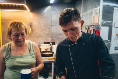 Kharkiv, Ukrayna, 31 Ağustos 2025 Palyanica yardım kuruluşundan gönüllüler Ukrayna askerleri için ev yapımı yemekler pişirdiler. Bazı yemekler İHA 'larla savaş bölgelerine teslim edilmek üzere pişirilir..