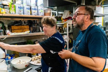 Kharkiv, Ukrayna, 31 Ağustos 2025 Palyanica yardım kuruluşundan gönüllüler Ukrayna askerleri için ev yapımı yemekler pişirdiler. Bazı yemekler İHA 'larla savaş bölgelerine teslim edilmek üzere pişirilir..