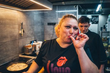 Kharkiv, Ukrayna, 31 Ağustos 2025 Palyanica yardım kuruluşundan gönüllüler Ukrayna askerleri için ev yapımı yemekler pişirdiler. Bazı yemekler İHA 'larla savaş bölgelerine teslim edilmek üzere pişirilir..