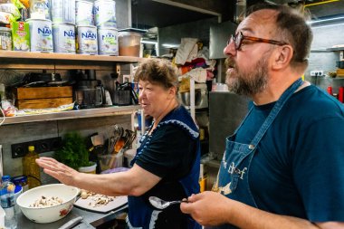 Kharkiv, Ukrayna, 31 Ağustos 2025 Palyanica yardım kuruluşundan gönüllüler Ukrayna askerleri için ev yapımı yemekler pişirdiler. Bazı yemekler İHA 'larla savaş bölgelerine teslim edilmek üzere pişirilir..