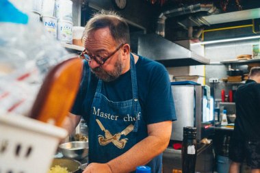 Kharkiv, Ukrayna, 31 Ağustos 2025 Palyanica yardım kuruluşundan gönüllüler Ukrayna askerleri için ev yapımı yemekler pişirdiler. Bazı yemekler İHA 'larla savaş bölgelerine teslim edilmek üzere pişirilir..