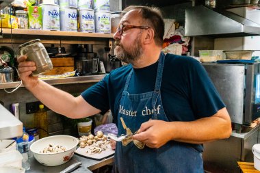 Kharkiv, Ukrayna, 31 Ağustos 2025 Palyanica yardım kuruluşundan gönüllüler Ukrayna askerleri için ev yapımı yemekler pişirdiler. Bazı yemekler İHA 'larla savaş bölgelerine teslim edilmek üzere pişirilir..