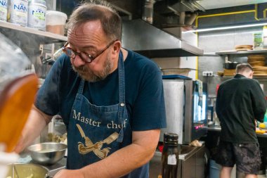 Kharkiv, Ukrayna, 31 Ağustos 2025 Palyanica yardım kuruluşundan gönüllüler Ukrayna askerleri için ev yapımı yemekler pişirdiler. Bazı yemekler İHA 'larla savaş bölgelerine teslim edilmek üzere pişirilir..