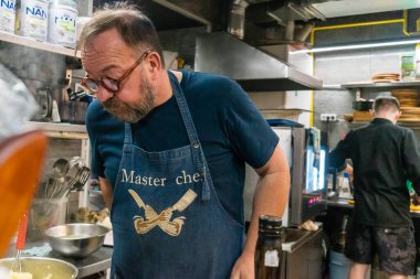 Kharkiv, Ukrayna, 31 Ağustos 2025 Palyanica yardım kuruluşundan gönüllüler Ukrayna askerleri için ev yapımı yemekler pişirdiler. Bazı yemekler İHA 'larla savaş bölgelerine teslim edilmek üzere pişirilir..