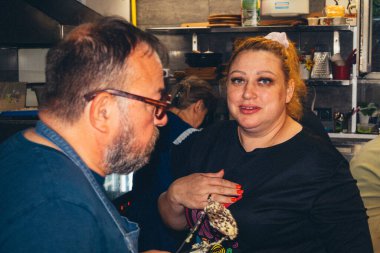 Kharkiv, Ukrayna, 31 Ağustos 2025 Palyanica yardım kuruluşundan gönüllüler Ukrayna askerleri için ev yapımı yemekler pişirdiler. Bazı yemekler İHA 'larla savaş bölgelerine teslim edilmek üzere pişirilir..