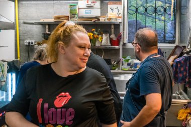 Kharkiv, Ukrayna, 31 Ağustos 2025 Palyanica yardım kuruluşundan gönüllüler Ukrayna askerleri için ev yapımı yemekler pişirdiler. Bazı yemekler İHA 'larla savaş bölgelerine teslim edilmek üzere pişirilir..