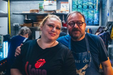 Kharkiv, Ukrayna, 31 Ağustos 2025 Palyanica yardım kuruluşundan gönüllüler Ukrayna askerleri için ev yapımı yemekler pişirdiler. Bazı yemekler İHA 'larla savaş bölgelerine teslim edilmek üzere pişirilir..