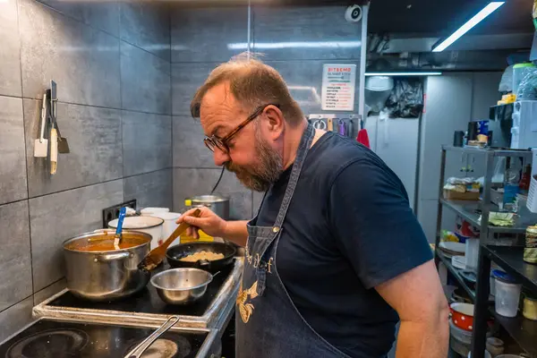 Kharkiv, Ukrayna, 31 Ağustos 2025 Palyanica yardım kuruluşundan gönüllüler Ukrayna askerleri için ev yapımı yemekler pişirdiler. Bazı yemekler İHA 'larla savaş bölgelerine teslim edilmek üzere pişirilir..