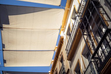 Seville, İspanya, 21 Eylül 2025 Seville şehir merkezindeki tarihi bölgedeki binaların mimarisi ve cephesi.