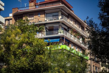 Seville, İspanya, 21 Eylül 2025 Seville şehir merkezindeki tarihi bölgedeki binaların mimarisi ve cephesi.