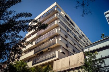 Seville, İspanya, 21 Eylül 2025 Seville şehir merkezindeki tarihi bölgedeki binaların mimarisi ve cephesi.