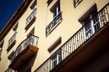 Seville, İspanya, 21 Eylül 2025 Seville şehir merkezindeki tarihi bölgedeki binaların mimarisi ve cephesi.