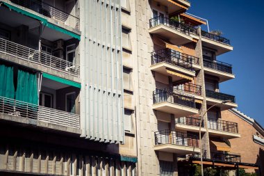 Seville, İspanya, 21 Eylül 2025 Seville şehir merkezindeki tarihi bölgedeki binaların mimarisi ve cephesi.