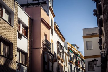Seville, İspanya, 21 Eylül 2025 Seville şehir merkezindeki tarihi bölgedeki binaların mimarisi ve cephesi.