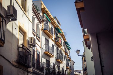 Seville, İspanya, 21 Eylül 2025 Seville şehir merkezindeki tarihi bölgedeki binaların mimarisi ve cephesi.