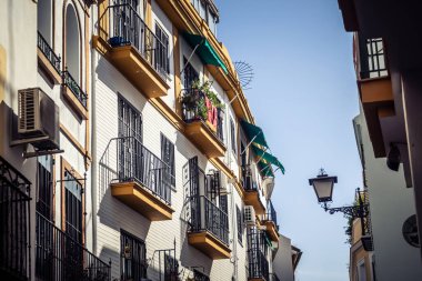 Seville, İspanya, 21 Eylül 2025 Seville şehir merkezindeki tarihi bölgedeki binaların mimarisi ve cephesi.