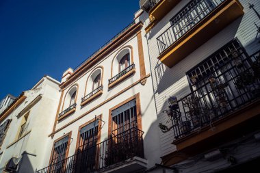 Seville, İspanya, 21 Eylül 2025 Seville şehir merkezindeki tarihi bölgedeki binaların mimarisi ve cephesi.