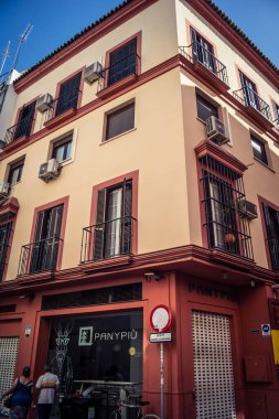 Seville, İspanya, 21 Eylül 2025 Seville şehir merkezindeki tarihi bölgedeki binaların mimarisi ve cephesi.