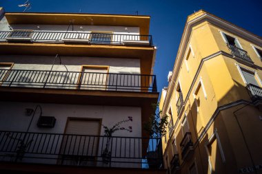 Seville, İspanya, 21 Eylül 2025 Seville şehir merkezindeki tarihi bölgedeki binaların mimarisi ve cephesi.