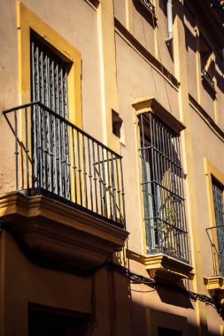 Seville, İspanya, 21 Eylül 2025 Seville şehir merkezindeki tarihi bölgedeki binaların mimarisi ve cephesi.