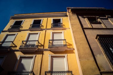 Seville, İspanya, 21 Eylül 2025 Seville şehir merkezindeki tarihi bölgedeki binaların mimarisi ve cephesi.