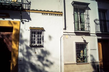 Seville, İspanya, 21 Eylül 2025 Seville şehir merkezindeki tarihi bölgedeki binaların mimarisi ve cephesi.