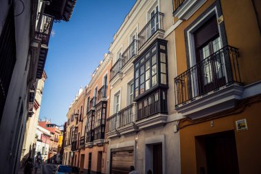 Seville, İspanya, 21 Eylül 2025 Seville şehir merkezindeki tarihi bölgedeki binaların mimarisi ve cephesi.