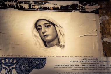 Seville, İspanya, 21 Eylül 2025 Seville şehir merkezindeki tarihi bölgedeki binaların mimarisi ve cephesi.