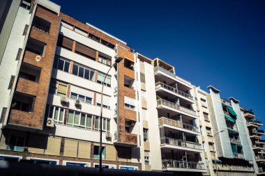 Seville, İspanya, 21 Eylül 2025 Seville şehir merkezindeki tarihi bölgedeki binaların mimarisi ve cephesi.