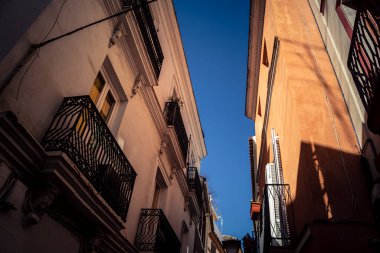 Seville, İspanya, 21 Eylül 2025 Seville şehir merkezindeki tarihi bölgedeki binaların mimarisi ve cephesi.