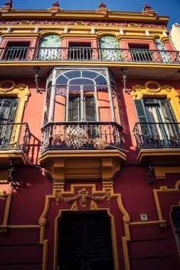 Seville, İspanya, 21 Eylül 2025 Seville şehir merkezindeki tarihi bölgedeki binaların mimarisi ve cephesi.