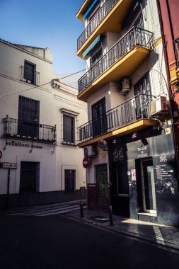 Seville, İspanya, 21 Eylül 2025 Seville şehir merkezindeki tarihi bölgedeki binaların mimarisi ve cephesi.