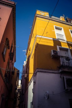 Seville, İspanya, 21 Eylül 2025 Seville şehir merkezindeki tarihi bölgedeki binaların mimarisi ve cephesi.