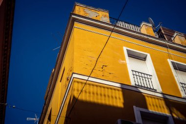 Seville, İspanya, 21 Eylül 2025 Seville şehir merkezindeki tarihi bölgedeki binaların mimarisi ve cephesi.