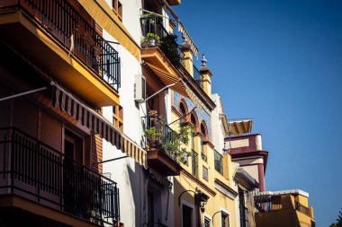 Seville, İspanya, 21 Eylül 2025 Seville şehir merkezindeki tarihi bölgedeki binaların mimarisi ve cephesi.